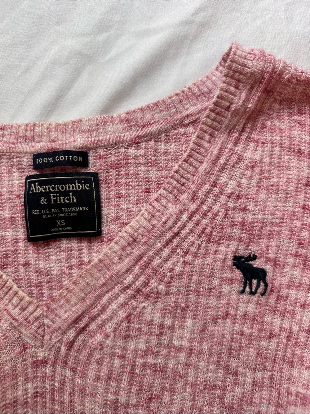 Abercrombie & Fitch Heathered Pink V-Neck Sweater - Picture 4 of 4